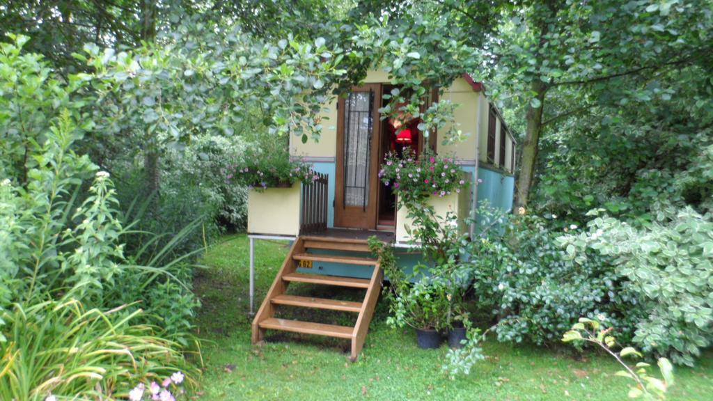 Roulottes Du Rouard Bed & Breakfast Camiers Room photo