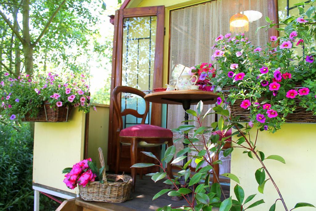 Roulottes Du Rouard Bed & Breakfast Camiers Exterior photo