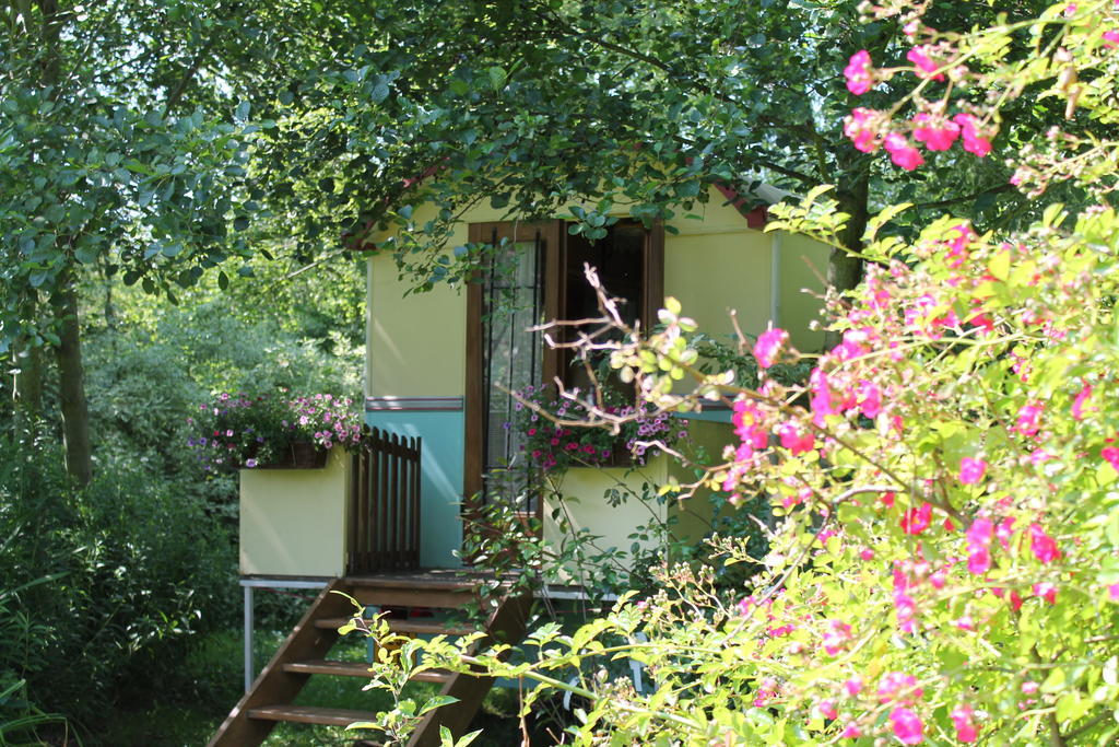 Roulottes Du Rouard Bed & Breakfast Camiers Room photo