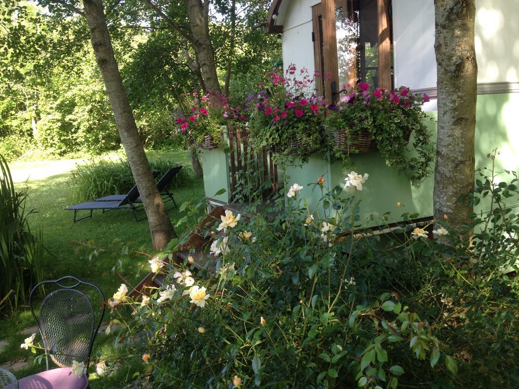Roulottes Du Rouard Bed & Breakfast Camiers Exterior photo